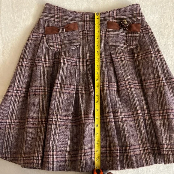 Italian vintage pleated plaid wool midi skirt with Victorian brooch M - Picture 8 of 8